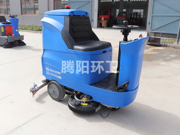 駕駛式洗地機減少地面磨損的方法